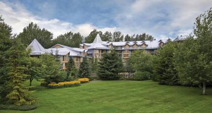 Whistler Village Escape Near Ski Lifts with Hot Tub & Spacious 1BR Suite