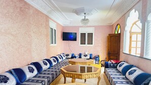 A living room with a sofa set, a coffee table, a television, and a decorative ceiling. - Villa Targante, Essaouira (Essaouira)