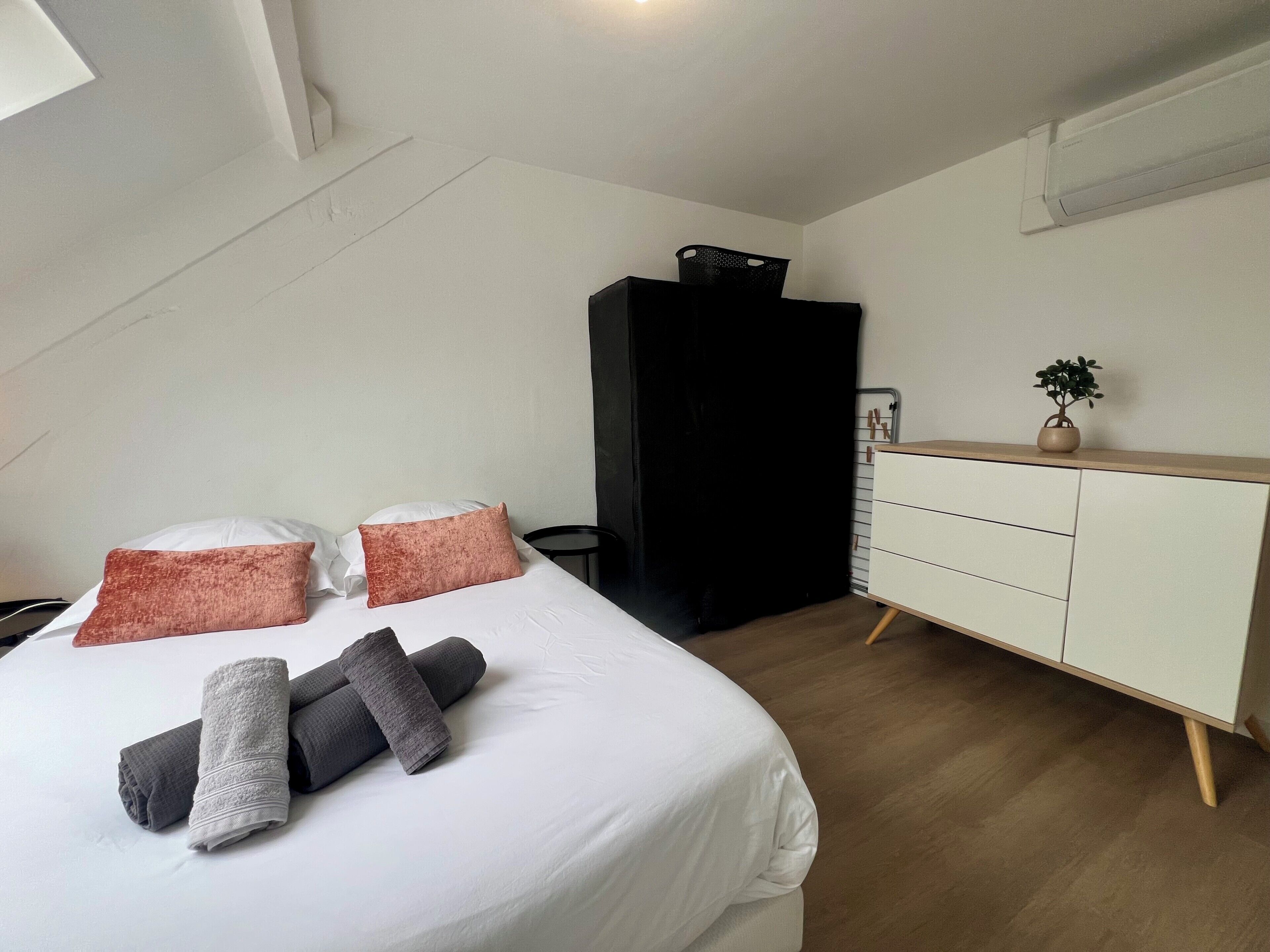 Een strijkplank/strijkijzer, wifi, beddengoed