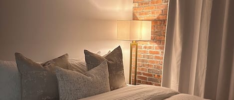 3 عدّة غرف نوم ومكواة/لوح كي وواي فاي وملاءات أسرّة