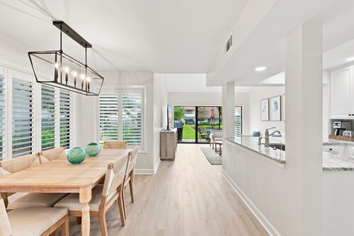 Newly Renovated! Beachwalk Villas in Sandestin, 6 person Golf Cart Included!