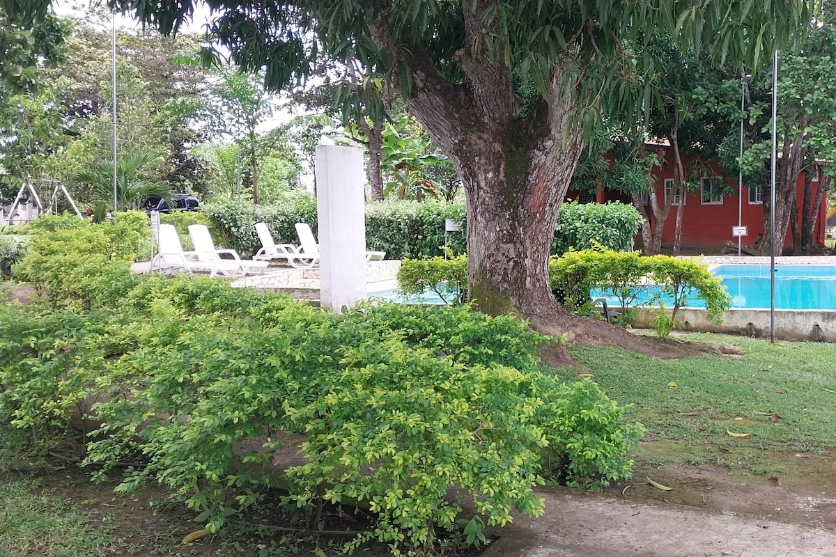 Casa família, vista para a piscina | Escrivaninha, espaço de trabalho para notebook, cortinas blackout