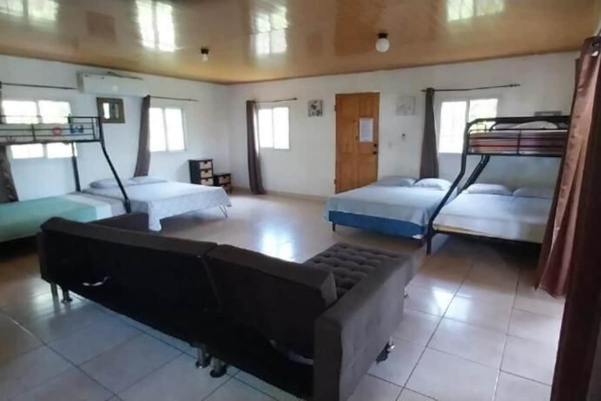 Suíte estúdio econômica, vista para a piscina | Escrivaninha, espaço de trabalho para notebook, cortinas blackout