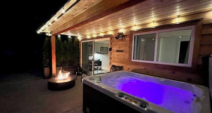 Salal Suite - Hot Tub, Fire Pit, Spa Bathroom, Luxury Suite, on a Working Farm
