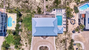 Ovenfra ses et resort med flere swimmingpools, en central bygning med blå tag og grønne, anlagte områder omkring.