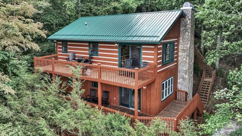 3BR mountain-View cabin with hot tub, fireplace, WiFi, and Views