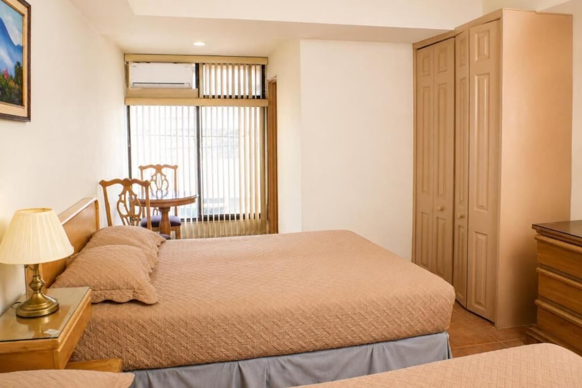 Habitación Confort con 2 camas individuales | Caja de seguridad en la habitación y escritorio 