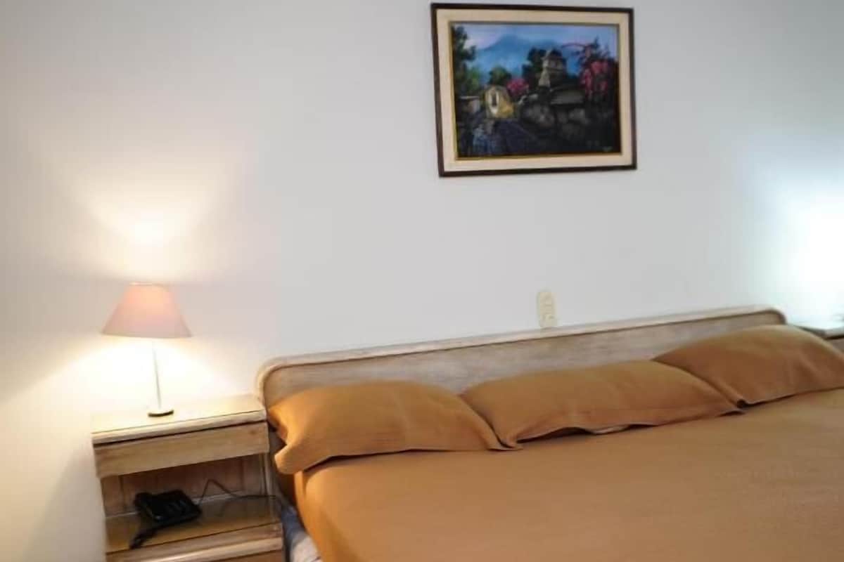 Habitación doble Confort, vista a la ciudad | Caja de seguridad en la habitación y escritorio 