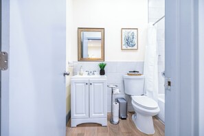Bathroom - Esmeralda Stay | 5 min from MíA | Free parking (Miami)