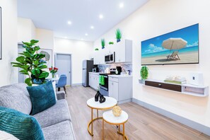 Living area - Esmeralda Stay | 5 min from MíA | Free parking (Miami)