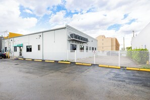 Exterior - Esmeralda Stay | 5 min from MíA | Free parking (Miami)