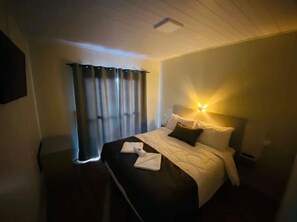 Phòng 2 giường đơn tiện nghi đơn giản, quang cảnh sân vườn