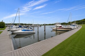 Ein Yachthafen mit Booten, die an einer Holzpromenade vertäut sind.