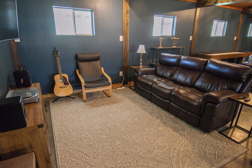 Cozy pet-friendly barn in perfect Rising Fawn near Cloudland Canyon