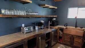 Eine Küche mit Holzböden, einer Kaffeemaschine und einem Toaster.