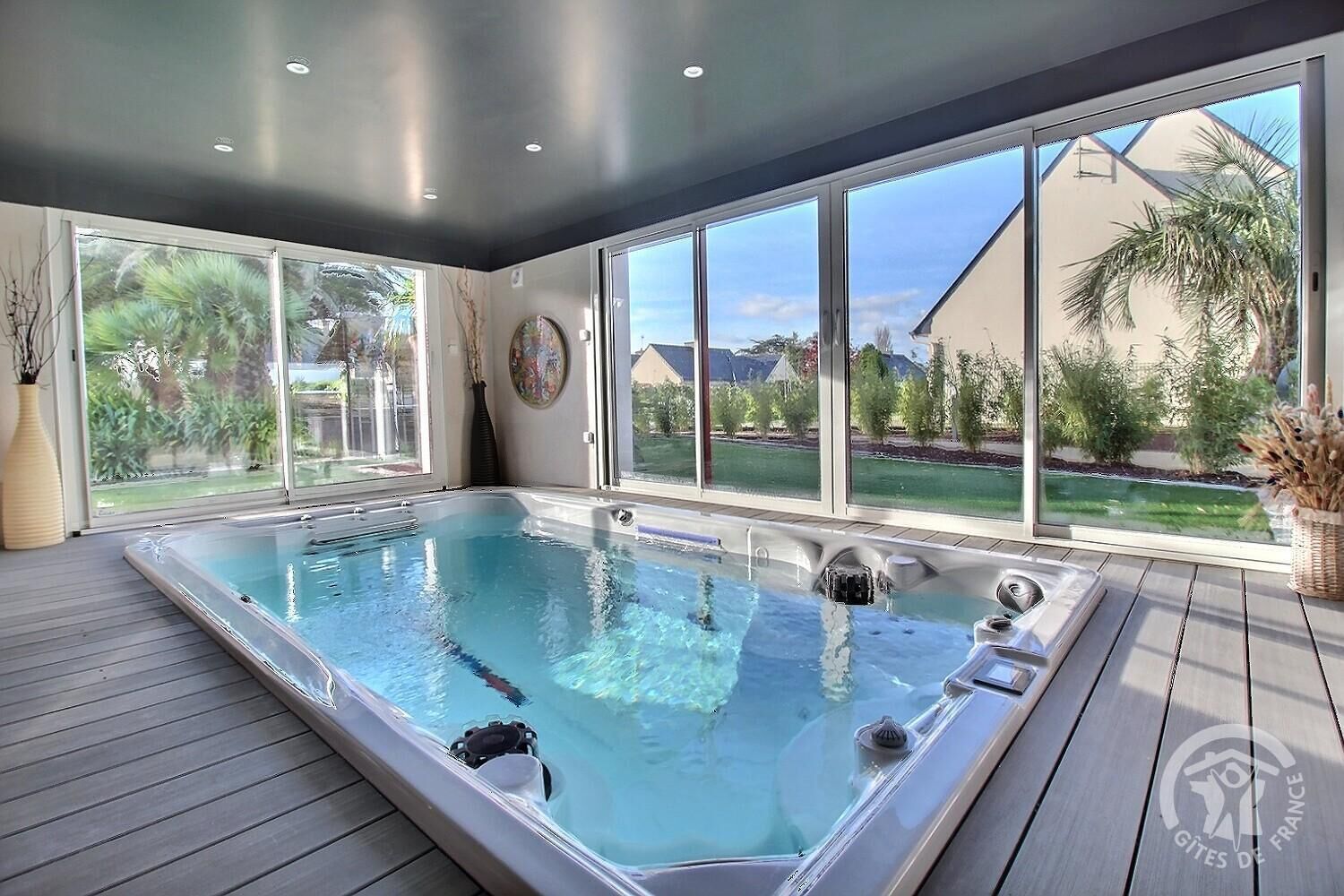 Uma banheira de hidromassagem com vista para uma área residencial.