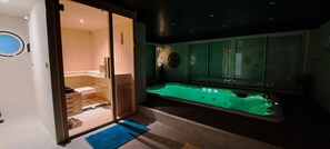 A modern spa room with a glass-enclosed sauna, a green heated pool, and a wooden bench. - The Oasis Spa - PENVENAN (PENVENAN)