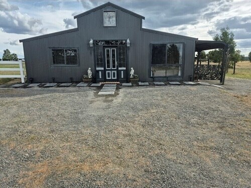 Stables retreat modern  country stay, on the out skirts of ballarat city centre.