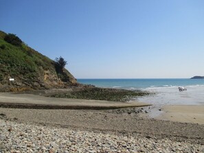 A pebbly beach with a grassy hill and a clear sky. - A Green Oasis - PLOUHA (PLOUHA)