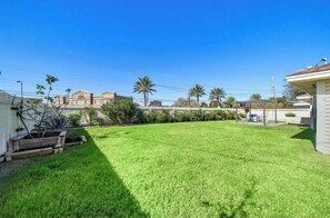 Property grounds - Coastal Garden: 1 Block to Stewart Beach, 4BR Sleeps 12, Luxury Bidets (Galveston)