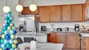 A modern kitchen with wooden cabinets, stainless steel appliances, and a granite countertop. - Modern 5B3B｜Near Strip｜Fiber WiFi｜TV in all Room (Las Vegas)