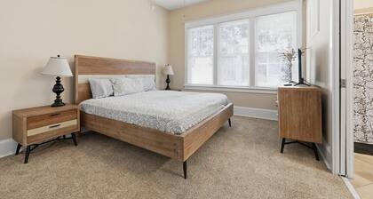 Sleeps 15 | Walk to UF, Downtown + 50+ Restaurants