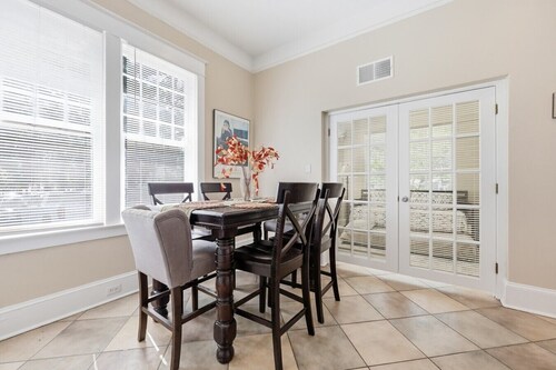 Sleeps 15 | Walk to UF, Downtown + 50+ Restaurants