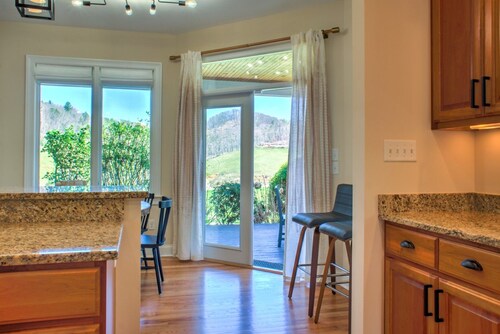 Easy Access Mountain Getaway with Panoramic Views
