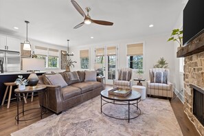 Living area - McLemore Resort - 34 Peregrine Lane - Walking distance to Range and Clubhouse (Rising Fawn)