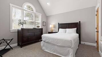 Iron/ironing board, WiFi (free), bed sheets