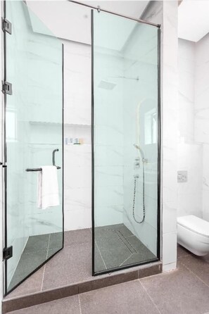 Deluxe Double Room, Pool View | Bathroom - Vertus Hotel and Suites  (Benin City)