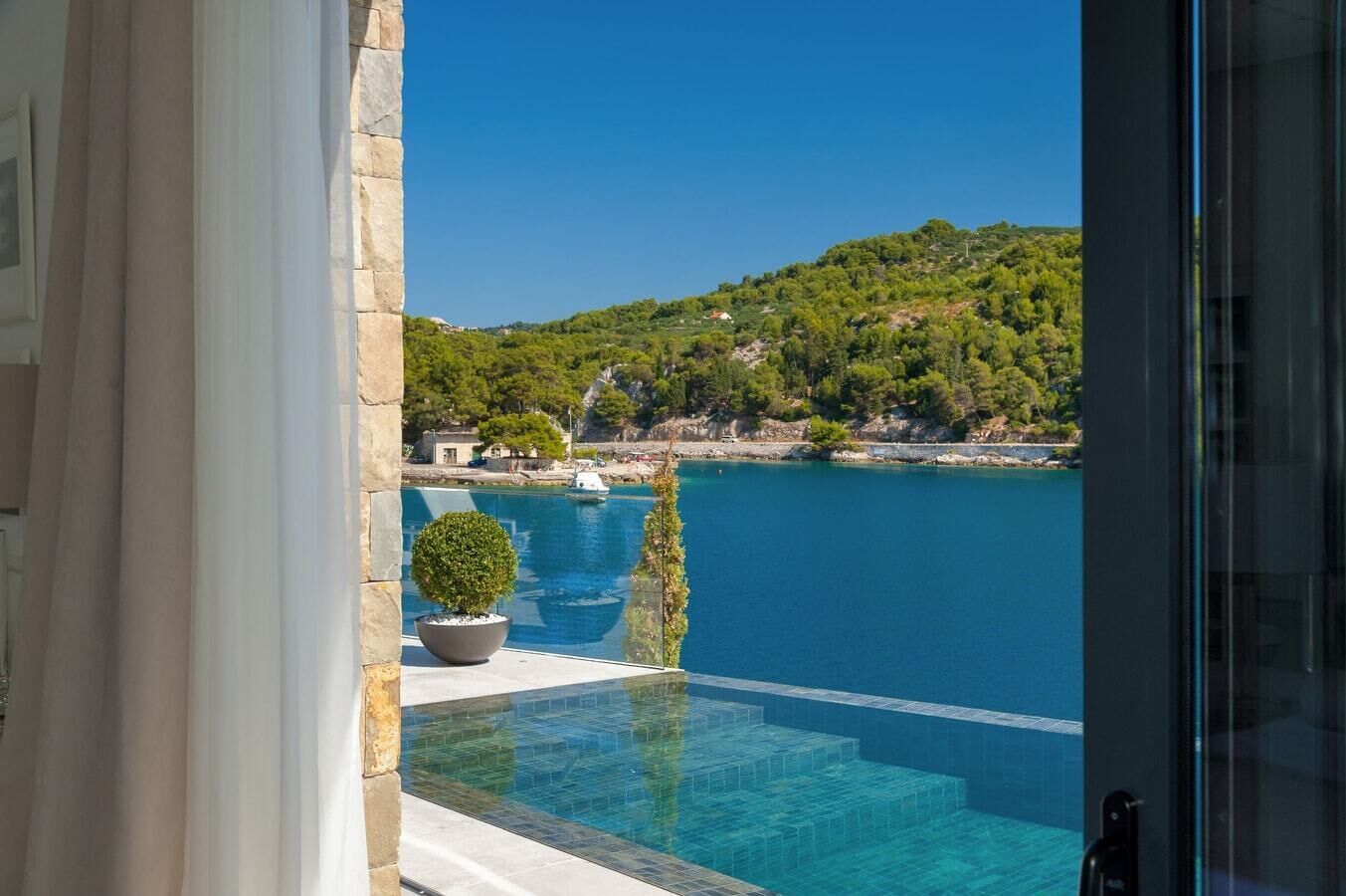 Vista despejada de una piscina con vistas al agua y un paisaje montañoso.
