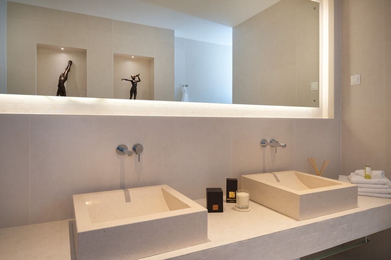 Ein modernes Badezimmer mit zwei großzügigen Waschbecken, einem Spiegel und einem minimalistischen Design.