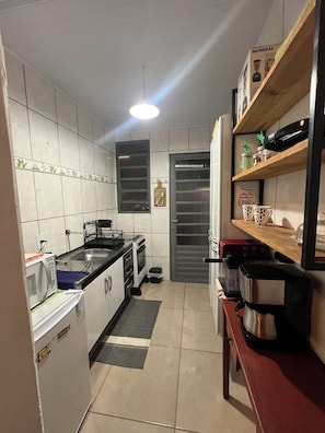 Mini-fridge, microwave, stovetop, cookware/dishes/utensils - Casa Aconchegante em Sao joao del Rei (São João del Rei)