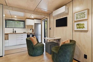 Ein modernes Interieur mit Küche, Sitzgelegenheit und Kunstwerken.