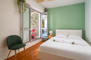A bedroom with a bed, a chair, a nightstand, and a window with a view of the outside. - Cocon Lumineux Saint-Antoine - Welkeys (Paris)