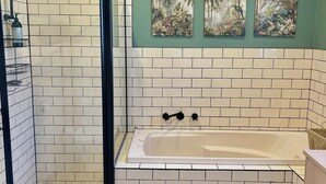 Douche, séchoir à cheveux, serviettes fournies, savon