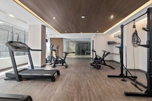 A modern gym with treadmills, stationary bikes, and weightlifting equipment. - Maralma Bucerías Retreat | Rooftop, Pool + Terrace (Bucerías)