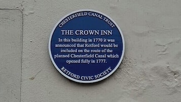 En rund plade med historiske oplysninger om The Crown Inn og Chesterfield Kanal Trust.