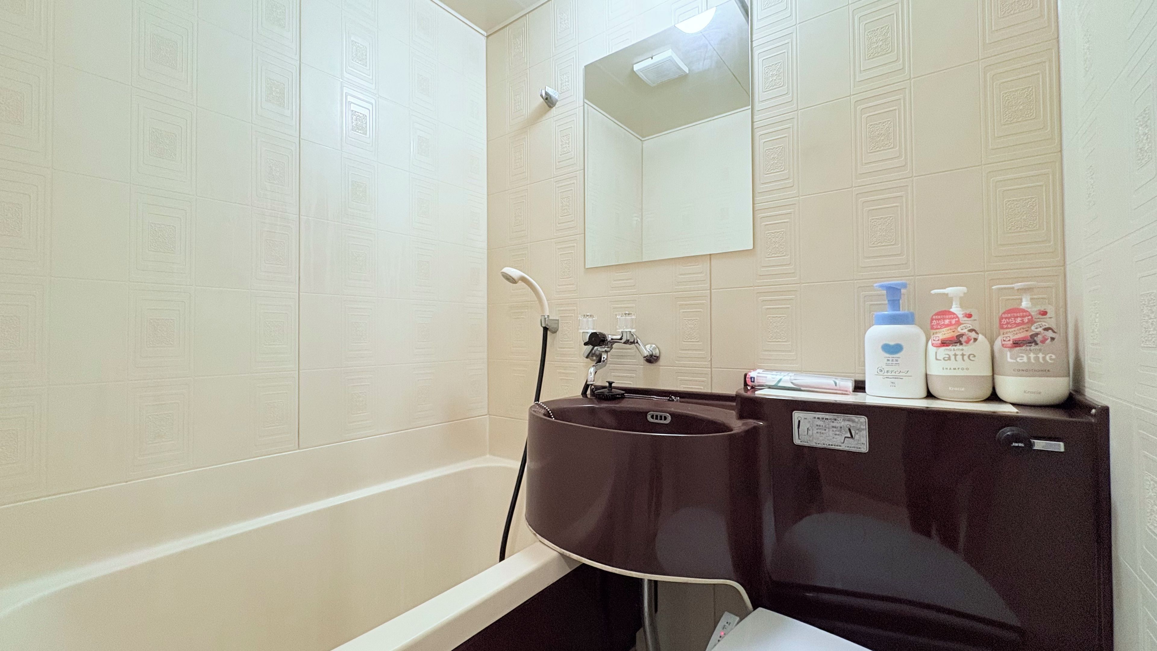 Une salle de bain avec une baignoire, un lavabo et des articles de toilette.
