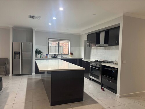 Spacious 4-bedroom House Near Cobblebank Station
