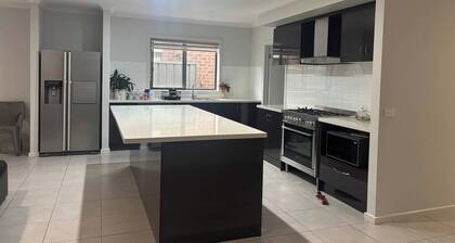 Spacious 4-bedroom House Near Cobblebank Station