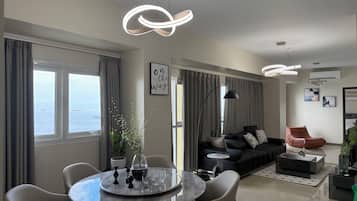 Family Suite, Sea View | Dining