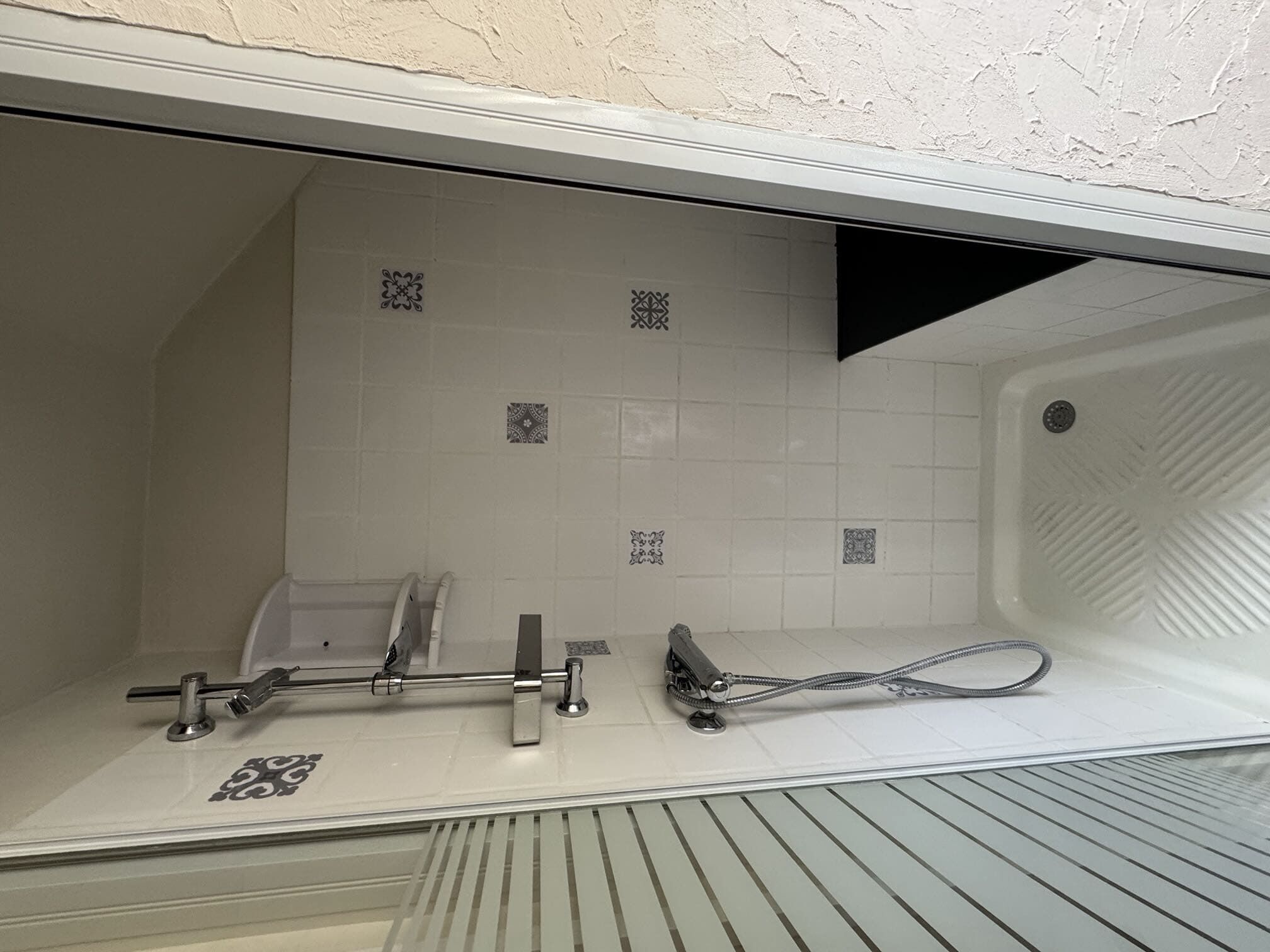 Une salle de bain avec une baignoire, une douche et des toilettes.