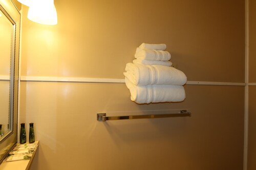Room 24 – 1 Queen Bed,Second Floor,No Pets Allowed