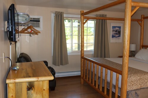 Room 16 – 1 King Bed, Kitchenette. No Pets Allowed