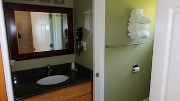 Douche, sèche-cheveux, serviettes fournies, savon