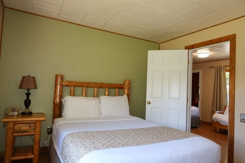 Room #2 – 2 Queen Beds, Kitchen, Pet-Friendly