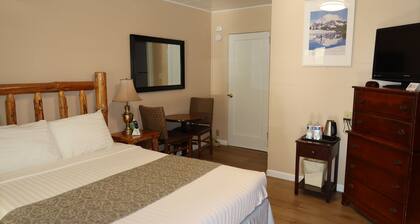 Room 22 – 1 Queen Bed,Second Floor,No Pets Allowed