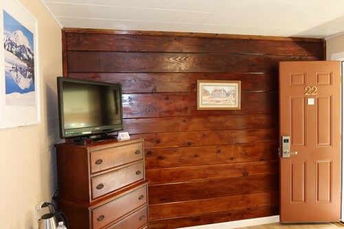 Room 22 – 1 Queen Bed,Second Floor,No Pets Allowed